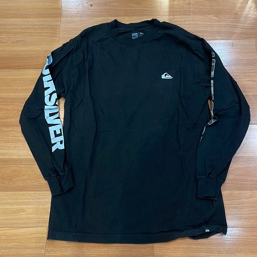 Quicksilver long sleeved tee w/design down arms NWOT